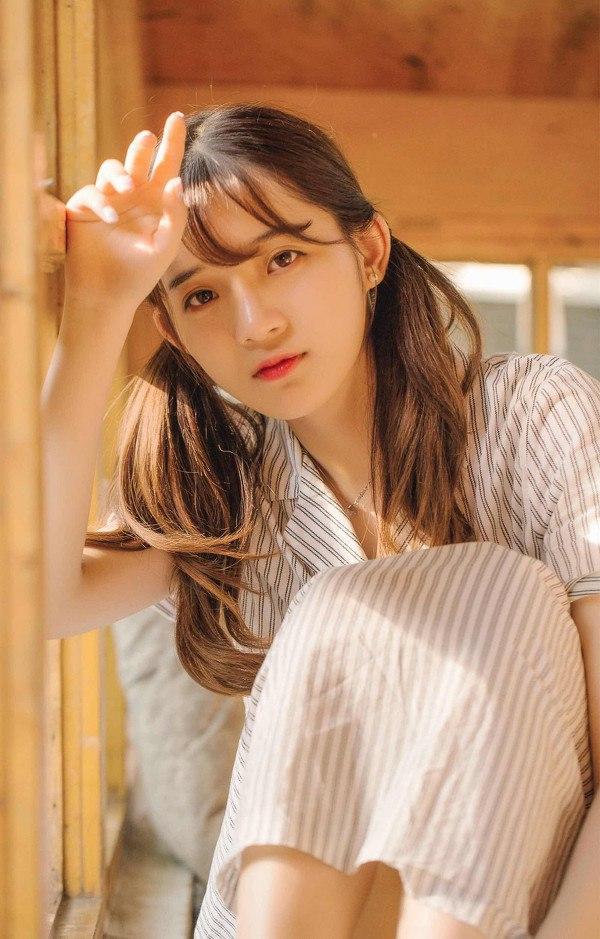 阳光洒进木屋，少女轻抚发梢，温柔如初。高清美女少女自然清新美少女