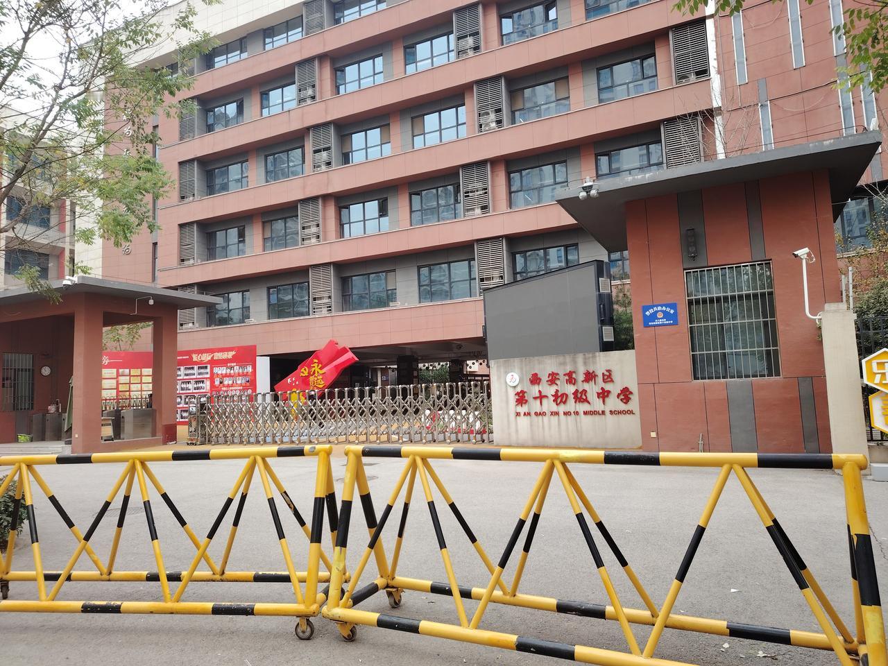 开学前，老师们个个心急如焚，陷入了焦虑的情绪漩涡。赵老师是物理老师，上学期由于