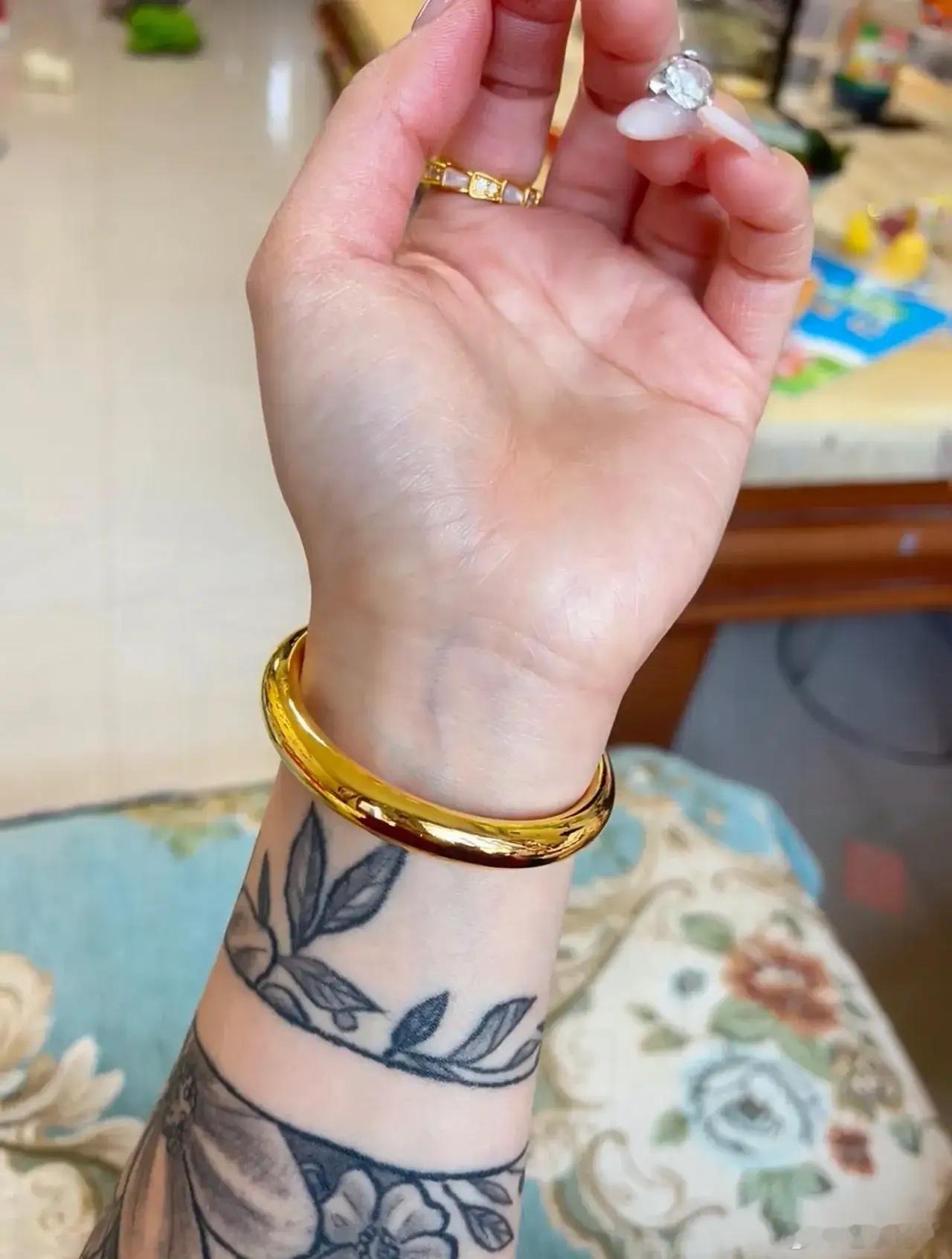 一觉睡醒，金价怕是彻底失控了！12月7日黄金又双叒叕涨价了，这不99克的金镯子都