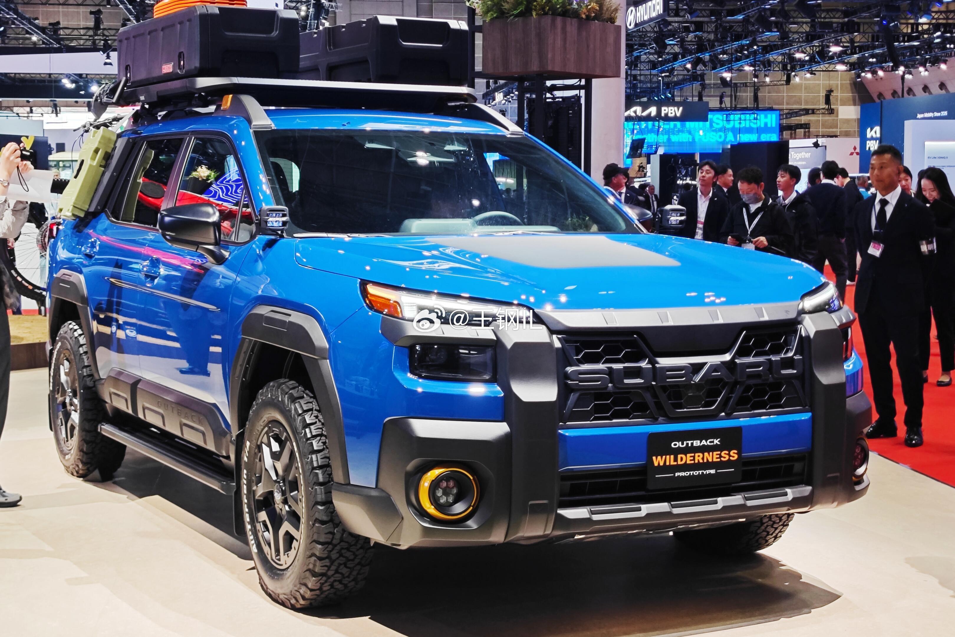 全新斯巴鲁傲虎有点抽象,从车身形态来看,旅行车味道依然强烈,但这一圈黑色包围加