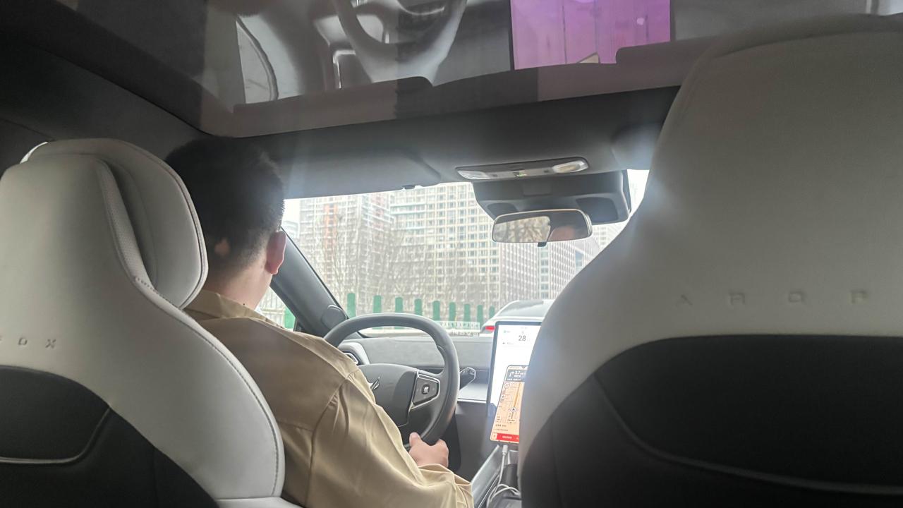 打了辆北汽极狐阿尔法S5，司机说这车厂家官宣续航560公里，但这个季节开的话最