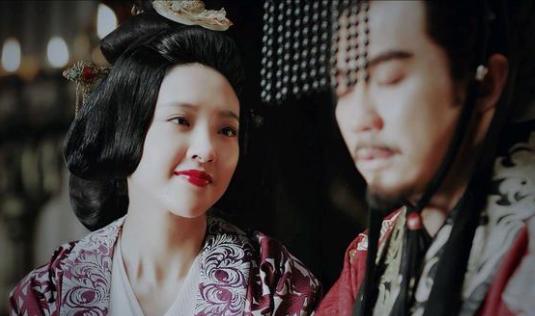 三国时期，曹丕爱妻郭女王的亲弟弟，因盗窃官布被判处死刑，曹丕求鲍勋手下留情，然而