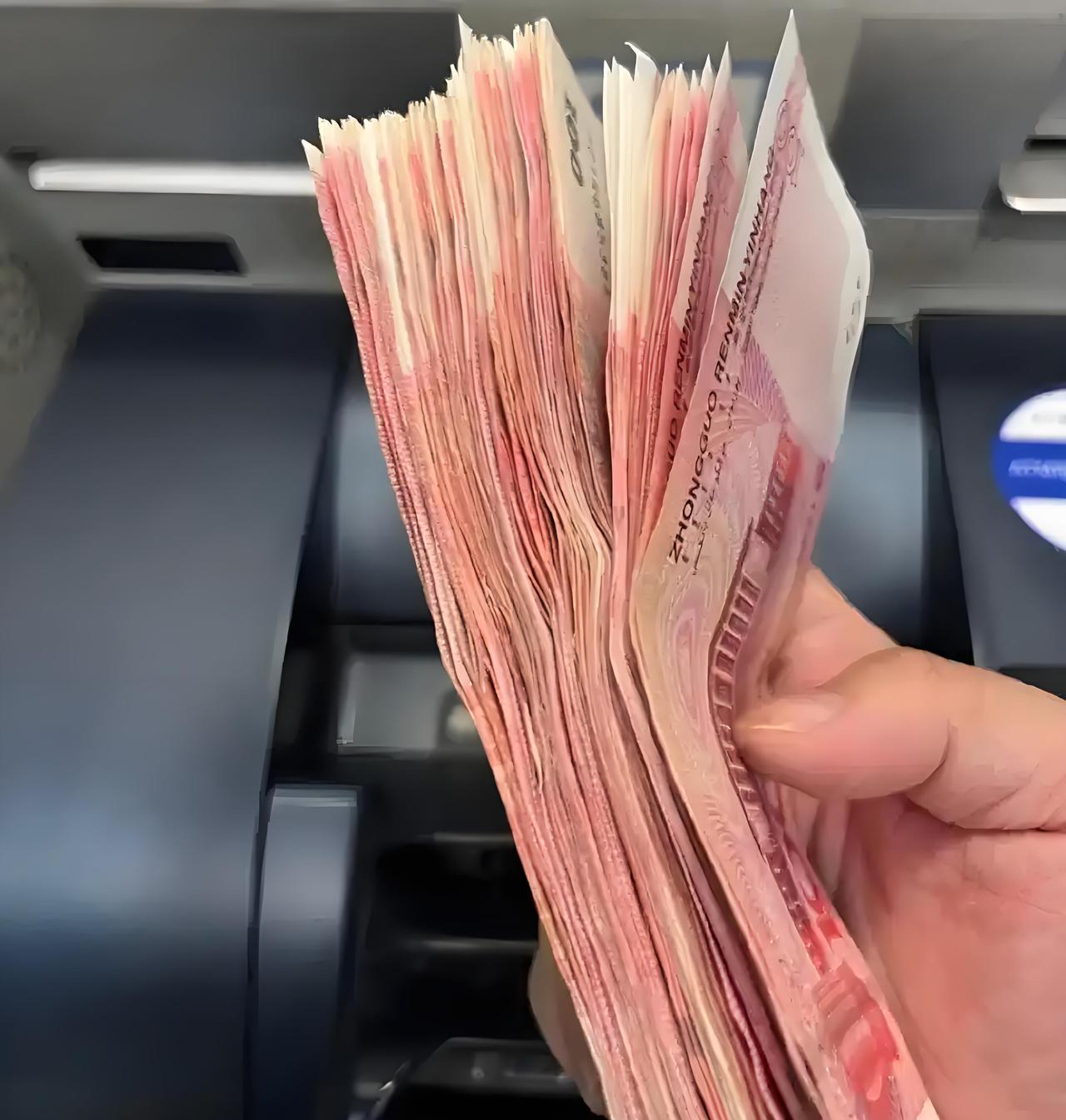 给你一万块钱，让你元旦晚上回公司加班，你干不干？我指定会去的，毕竟节日常有，加