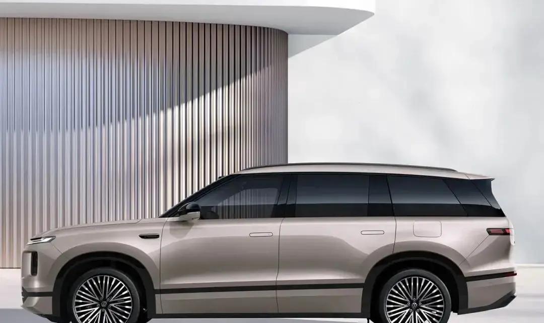 5万级奇瑞QQ3EV竟敢对标33万大众ID.ERA9X？微型电车挤空间，大SUV玩增程，谁先崩盘