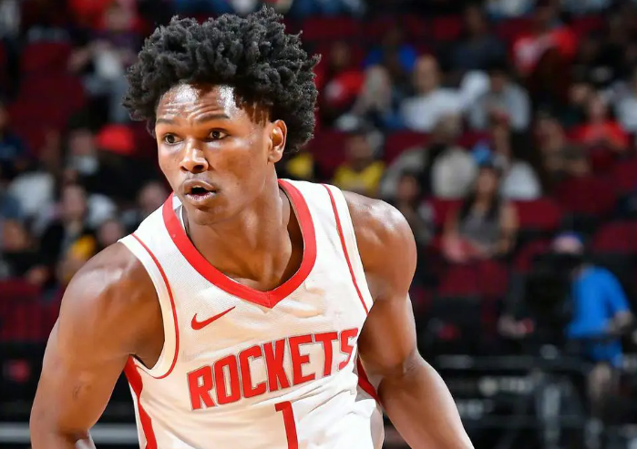 火箭继续用阿门去防肯纳德，火箭就走远了。阿门这个球员单防能力，撕咬能力极强，但