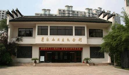 去常州逛瞿秋白纪念馆，同行的朋友站在展厅里看了半天，转头问：瞿秋白在党内到底算什