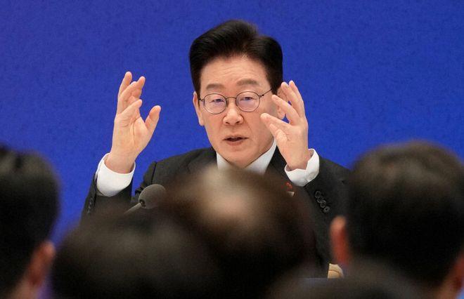 据《每日新闻》报道，1月21日，韩国总统李在明面对国内外记者，就如何处理韩日历史