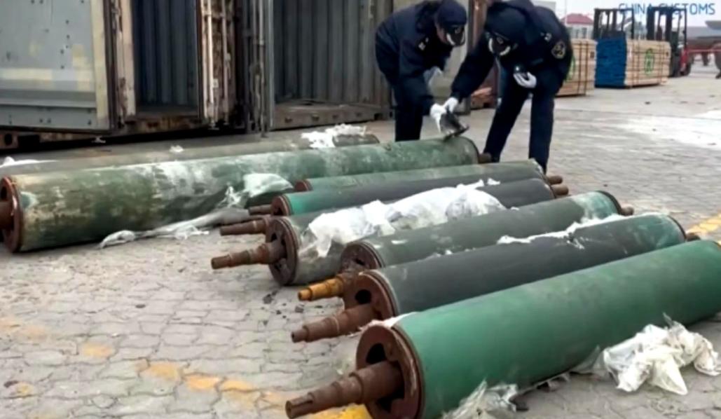 青岛黄岛海关这回可算是逮着个“胆儿肥”的了！集装箱里层层货物底下，竟然藏了8