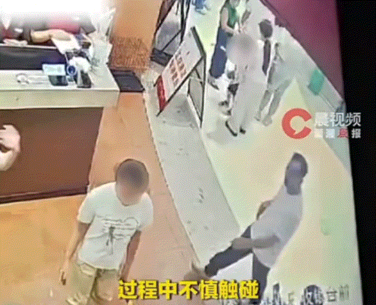 福建一女孩，8月26日在长沙一家餐厅就餐时，被一名4岁男童触碰到了臀部。女孩当即