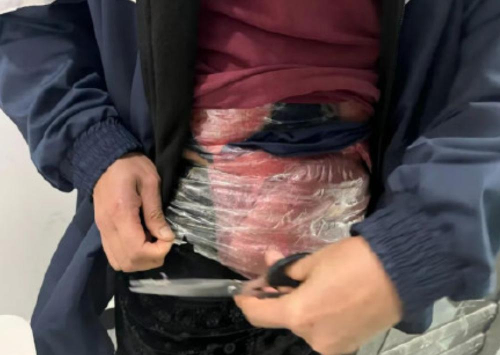 9月23日，云南一名旅客在身上夹藏18斤猪内脏过关被查获近日，昆明海关所属河口海