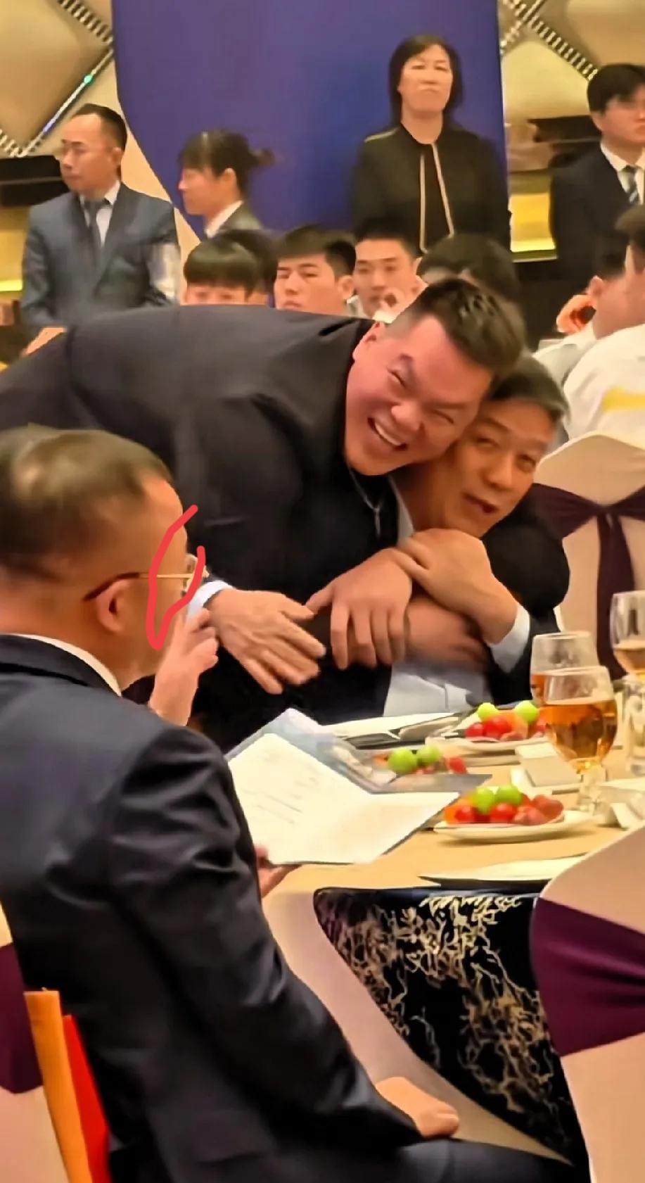 这一幕真给我看乐了，朱芳雨搂着那位“东莞财神爷”笑得跟朵花似的。不知情的以为