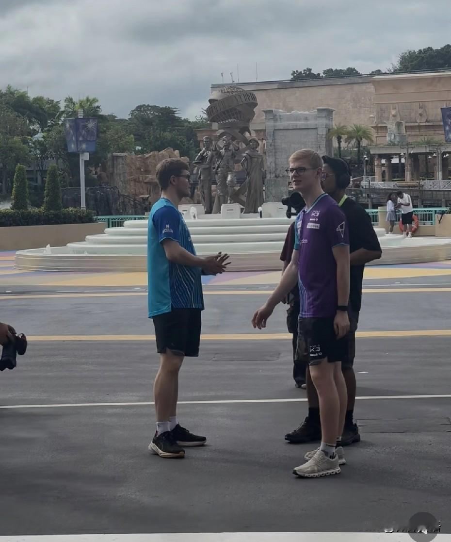 勒布伦兄弟已经提前到了新加坡。看到有在新加坡的博主在新加坡环球影城偶遇了大布和