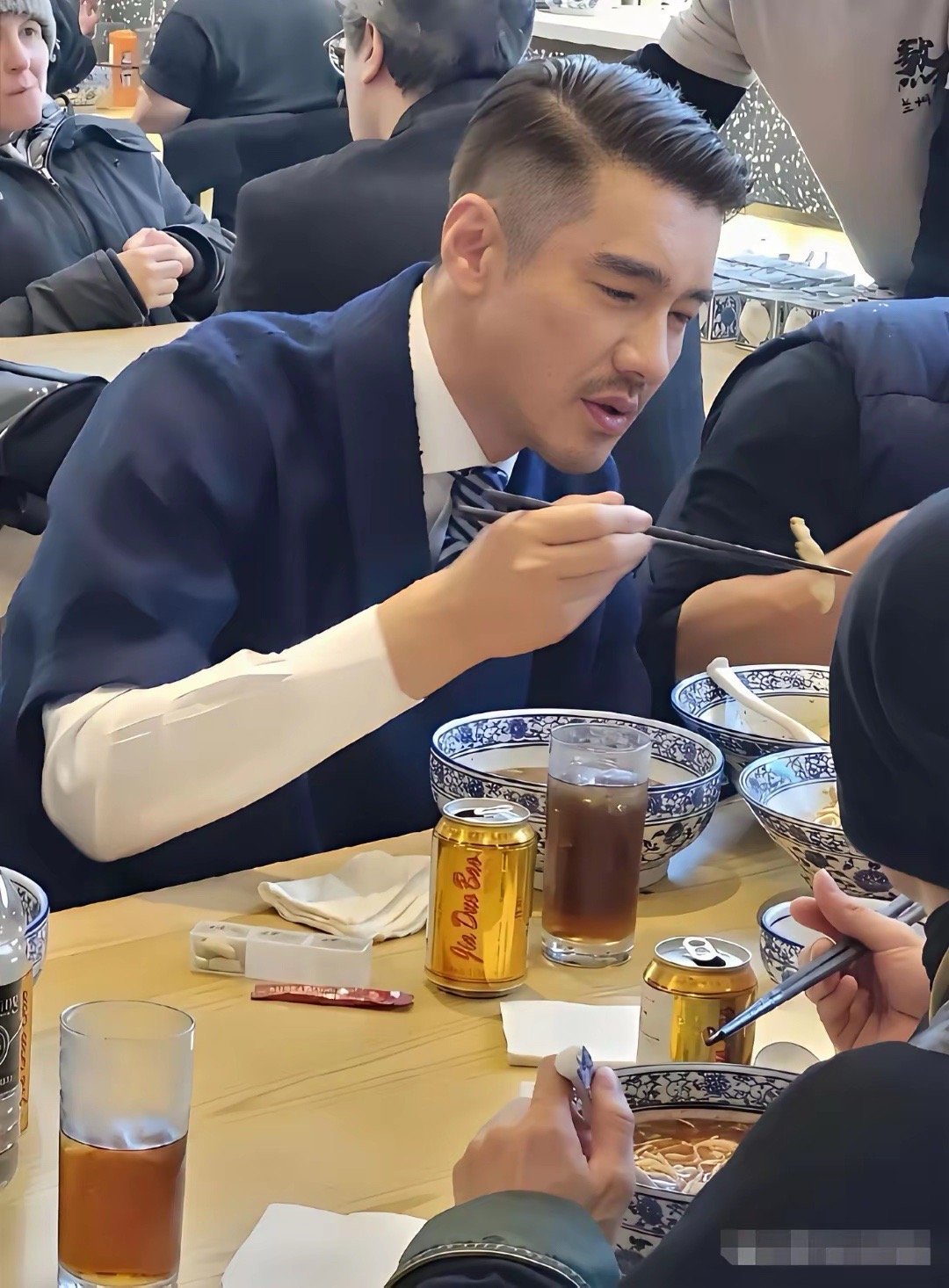 胡兵国外吃面被拍，54岁了保养的真好。