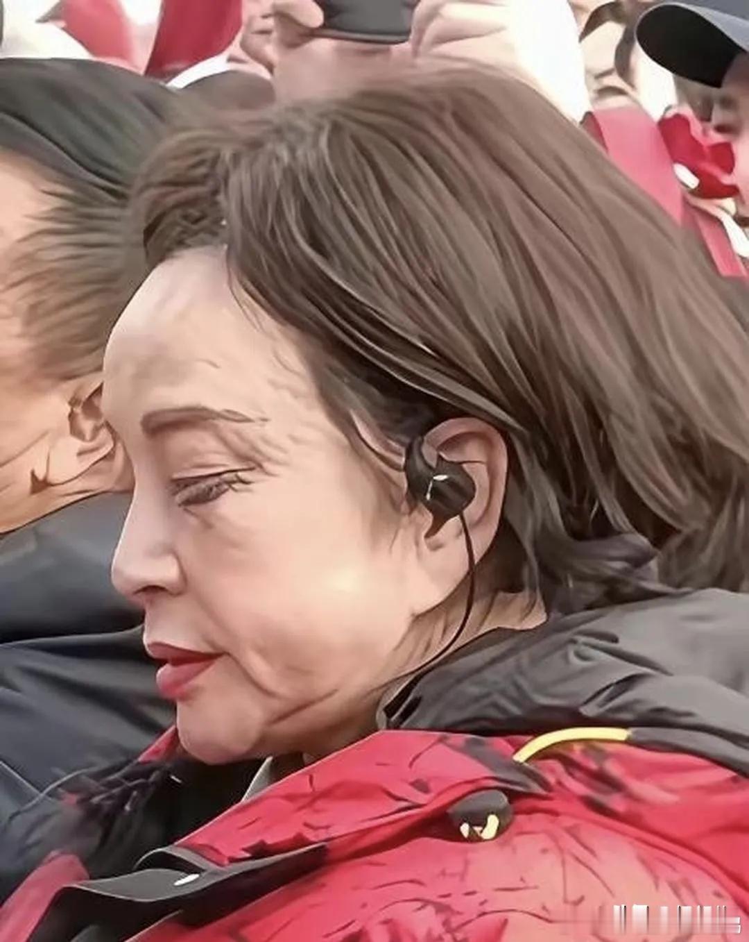 无美颜无滤镜！70+的刘晓庆生图曝光，皮肤松弛皱纹明显，头顶假发，网友：这才是真