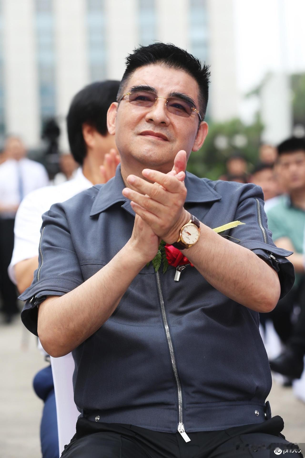 陈光标说，李亚鹏兄弟，您好！16年的坚持，令人动容。标哥一定全力相助，我心中的爱