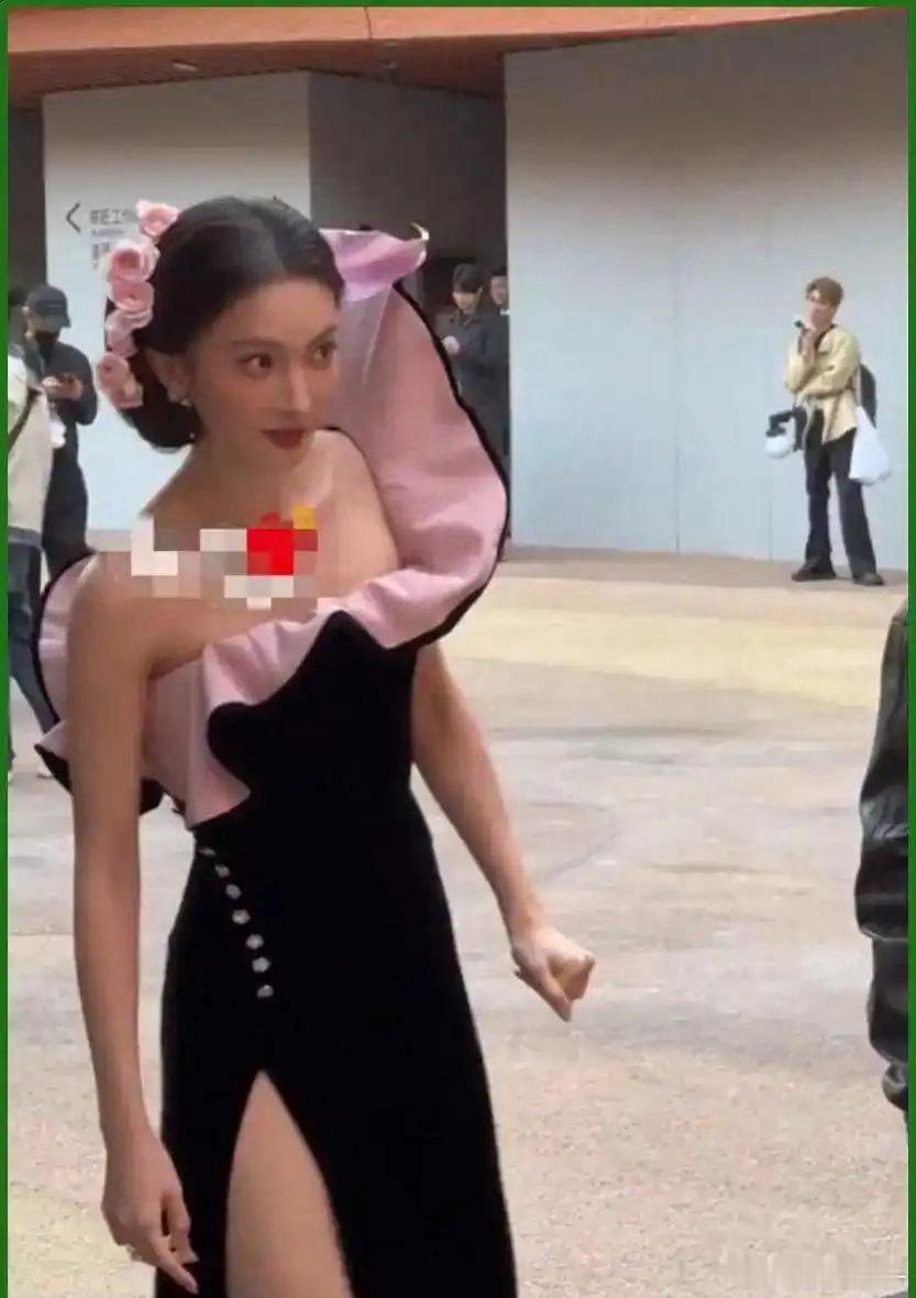 女明星也看呆，金晨偷瞄钟楚曦的花神造型，网友乐了：这不就是犯花痴的我吗？