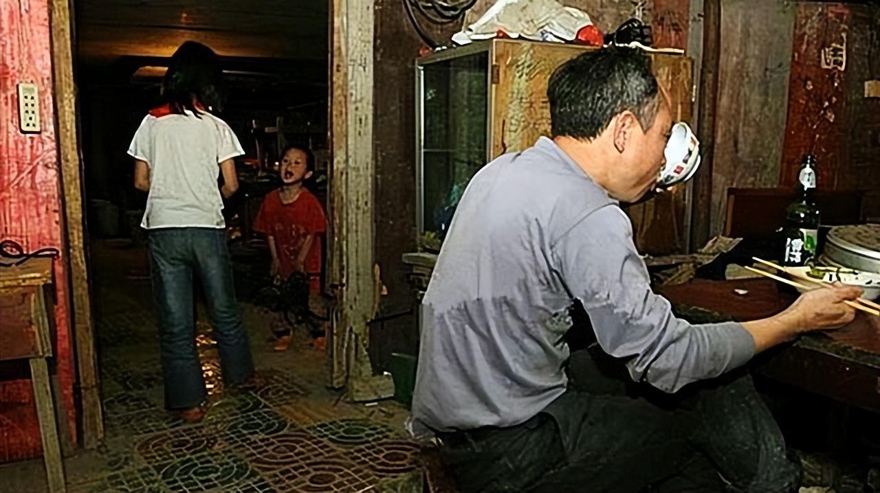 2000年，浙江嘉兴一桥洞下住着一对夫妻，蜗居10年生4个孩子，与老鼠为伴。谁料