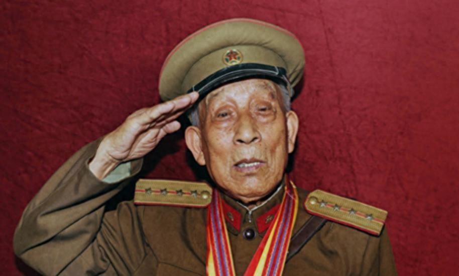私藏两支手枪？面对民警的上交要求，老人平静地说：“这是粟裕将军送的。”一句话，揭