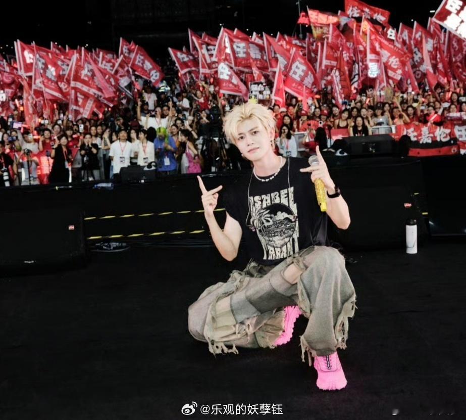 任嘉伦嘉速江雨霏霏江草齐，六朝如梦鸟空啼。无情最是台城柳，依旧烟笼十里堤六朝
