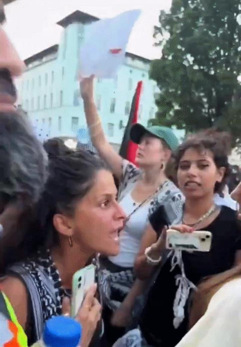 在柏林，一个巴勒斯坦支持者对一名德国妇女大喊大叫：“你是白人，你没有权利告诉我们