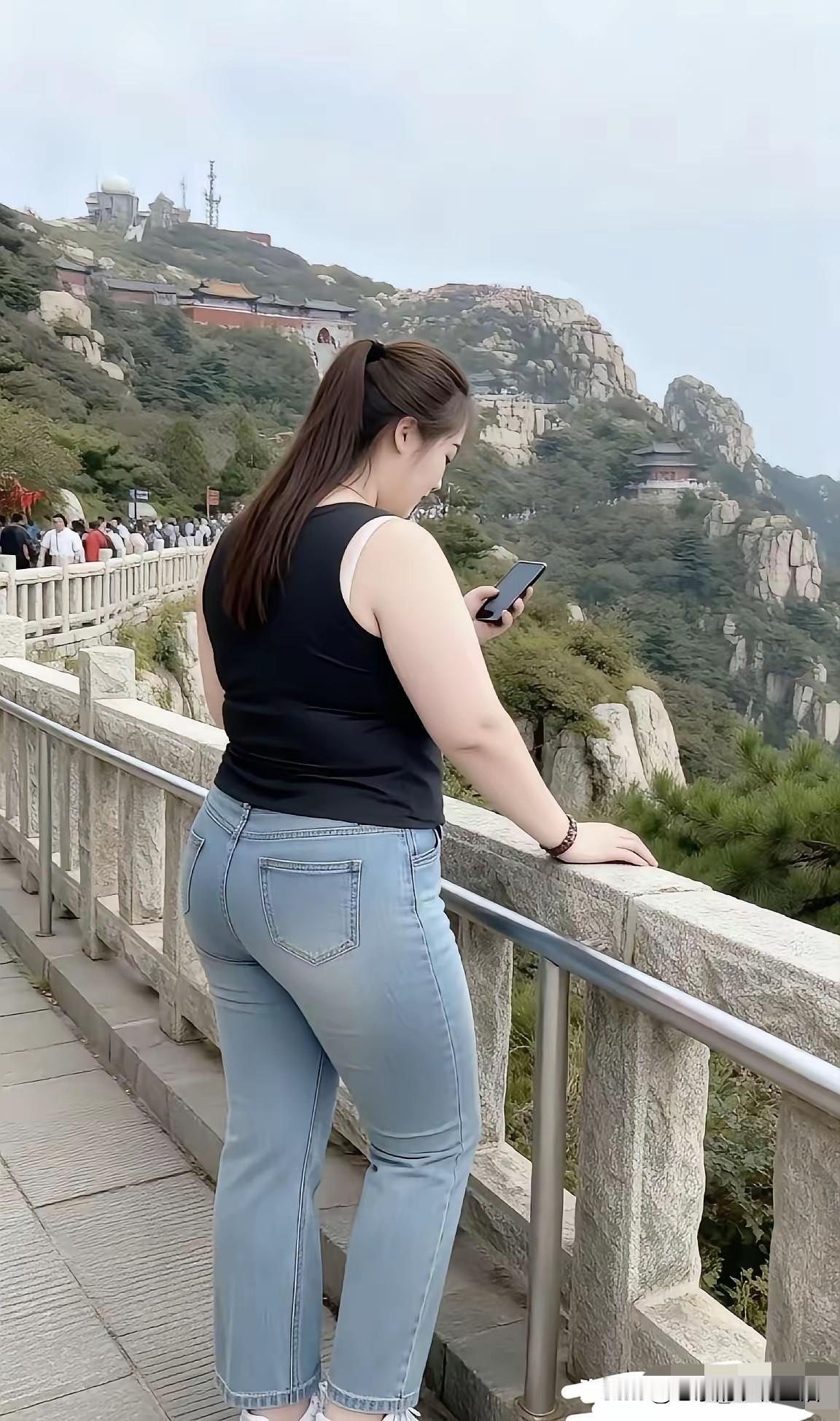 女人们记住了要想自己的婚姻幸福必须满足三点第一，两个都是傻子第二，一个