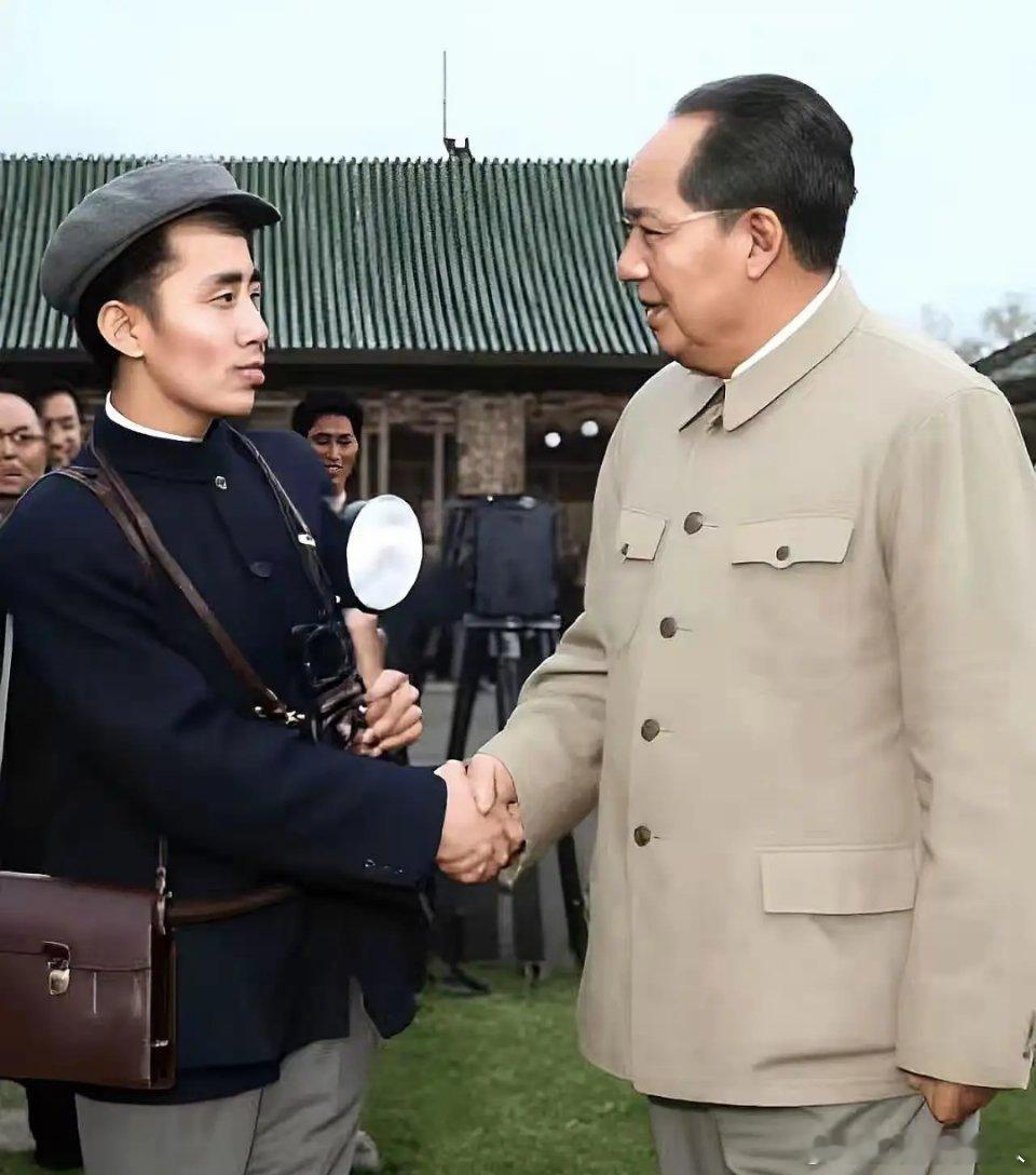 身为伟人的专职摄影师，他始终将镜头对准伟人的身影；而这一刻，其他相机纷纷聚焦于他