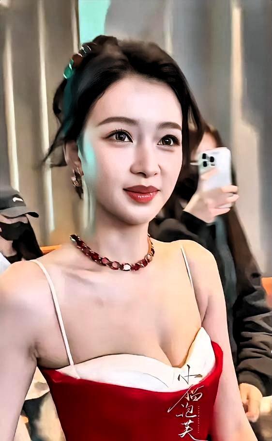 想象一下：你正在刷浪姐，突然一个怼脸特写砸过来……我直接倒吸一口气。孙怡这张脸