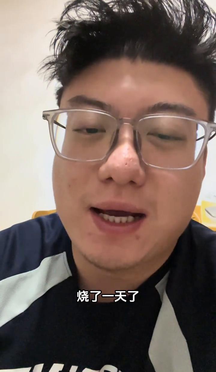 年底大家都忙着冲业绩，这位听障外卖小哥却突然按下了“暂停键”。不是不想拼，是真