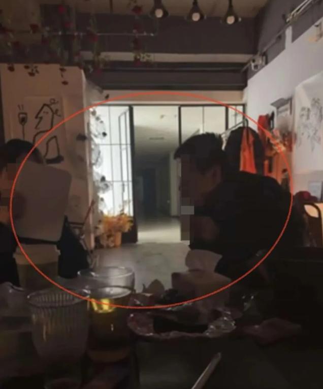荒唐至极！河南洛阳一名35岁男子深夜到酒馆喝酒，无任何过激行为，席间跟店里一位年