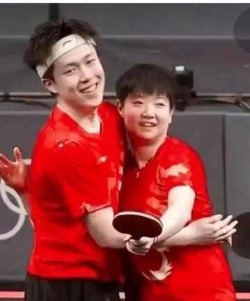 横滨冠军赛，女单四强全部产生！孙颖莎4-0击败日本名将大藤沙月，莎莎再次以绝对