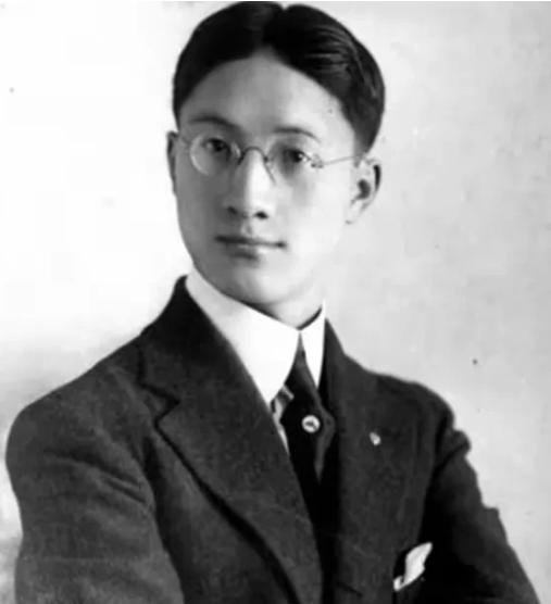 1932年，在徐志摩的葬礼上，陆小曼坚持要将徐志摩的寿衣换成西装。有人小