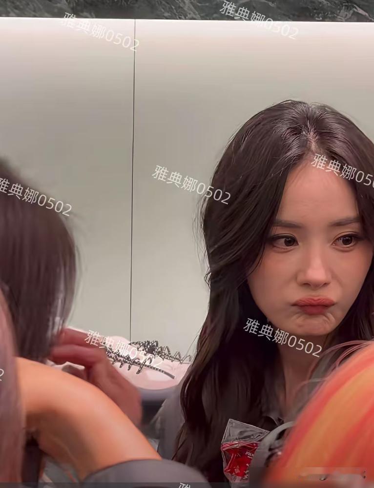 39岁杨幂，还在嘟嘴。但高清生图里，那个动作有点颤抖。2026年1月，上海品