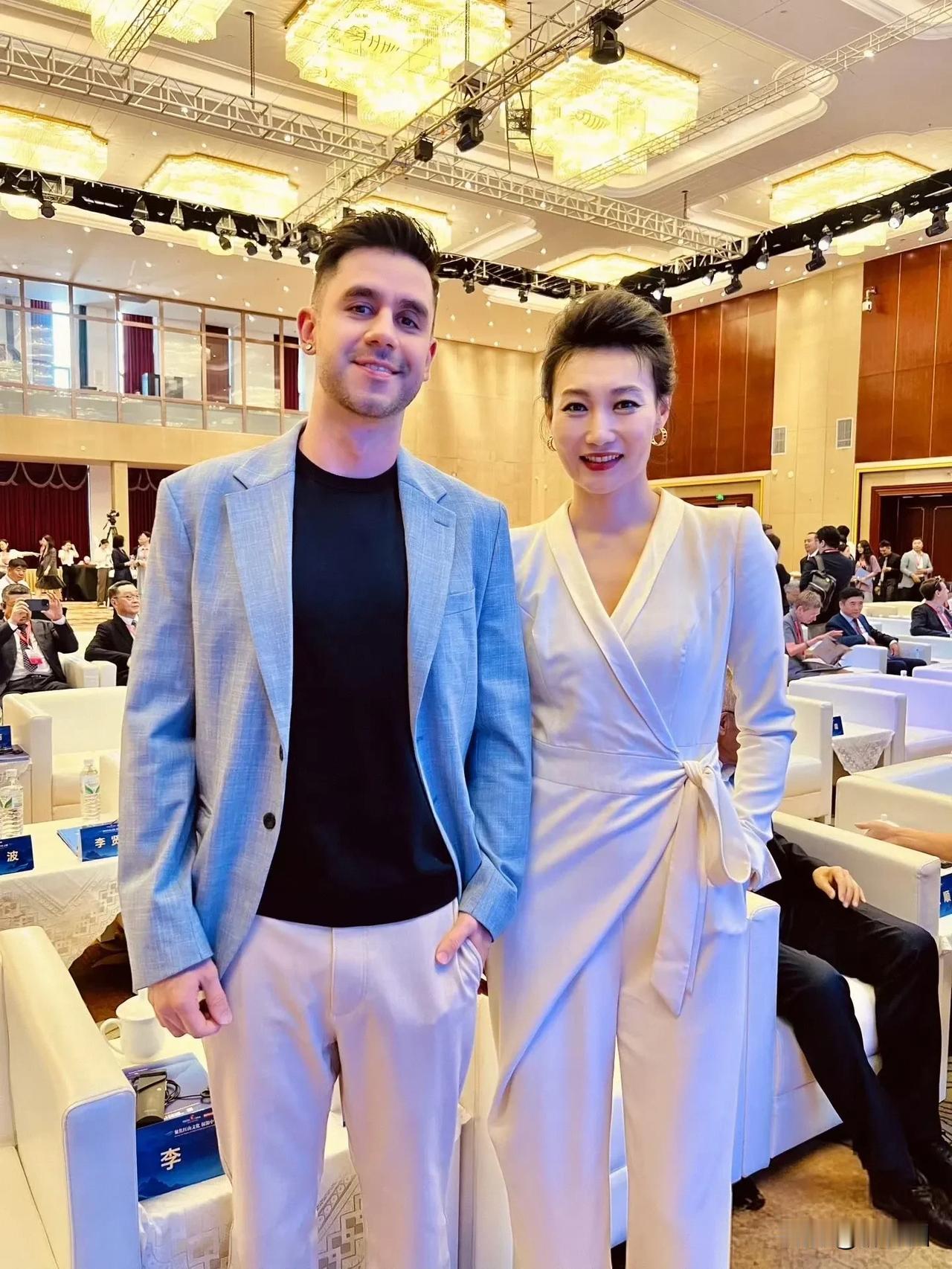“央视主持”李梓萌和老外合影，双方的肢体语言、服装搭配和互动自然度，感觉好般配。