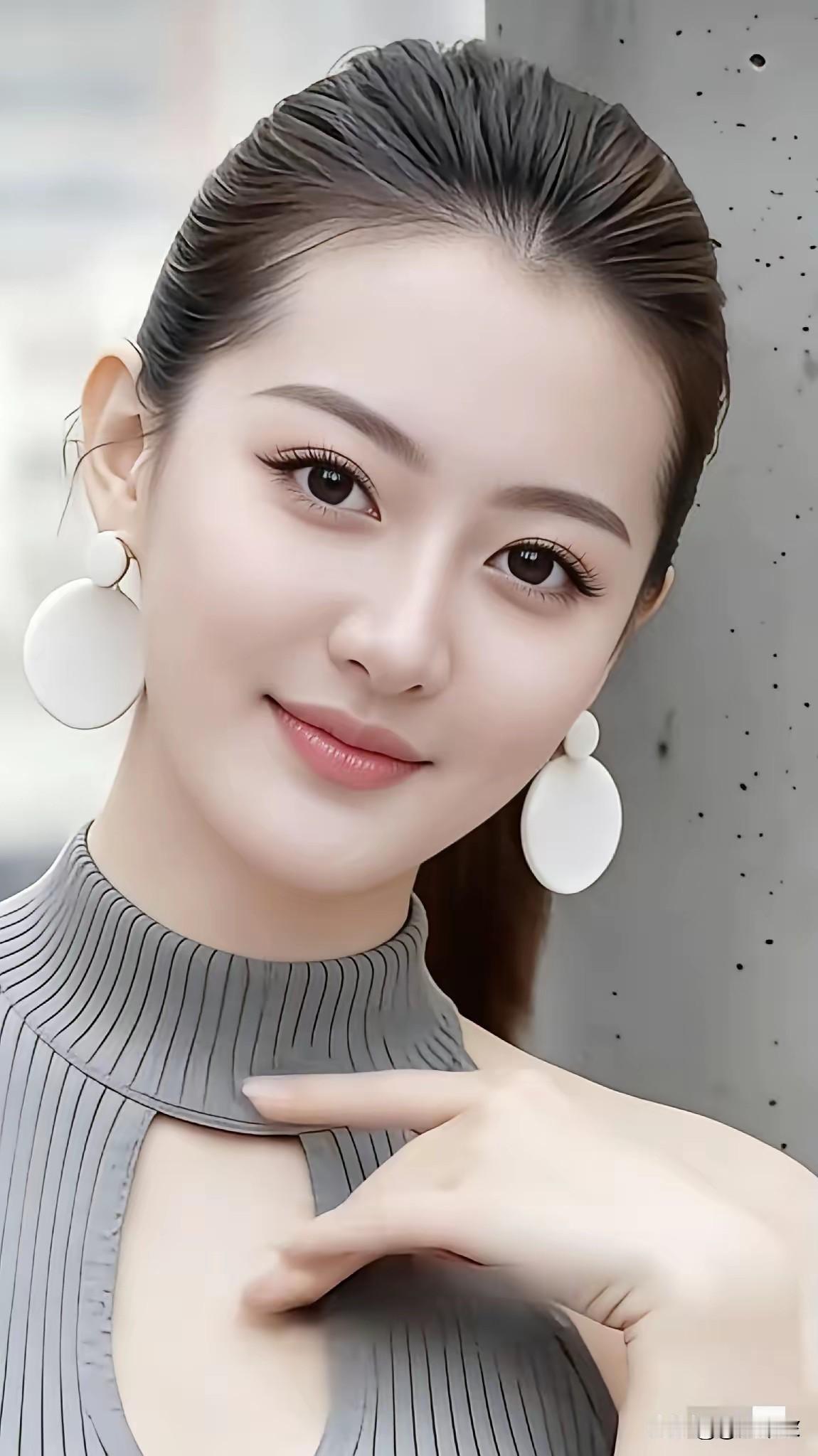 世事浮华莫逐流，潜心修己少应酬。何须曲意逢人笑，自立自强昂起头。