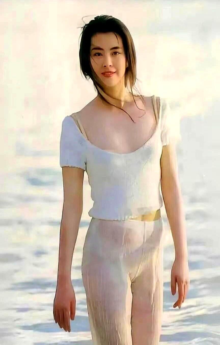 “晒跑”群里天天有人打卡十公里，她却连手机都不带，只把晨光走成自己的节奏。半