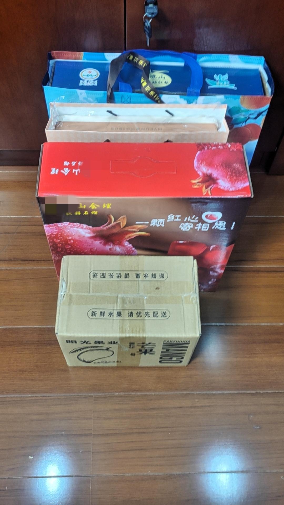 国庆、中秋双节临近，单位工会发的水果和月饼太贴心啦！工会在双节时给一线建设者送月