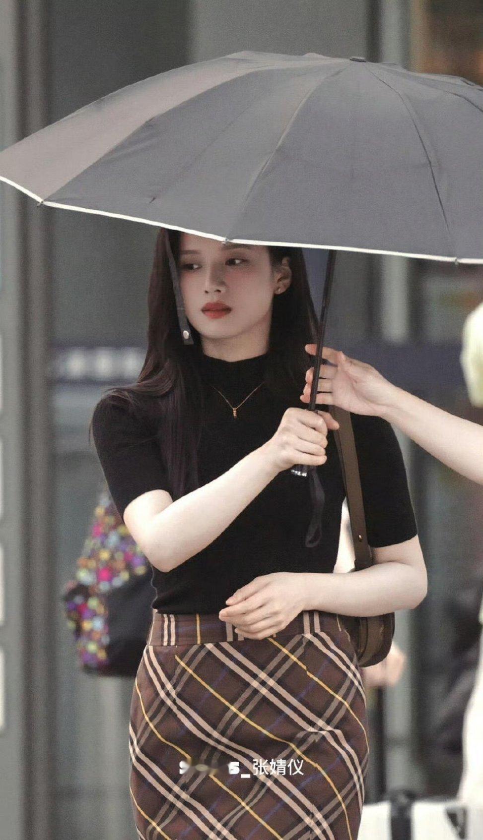 张婧仪《野狗骨头》苗靖路透，一直是很高级的那种气质！​​​