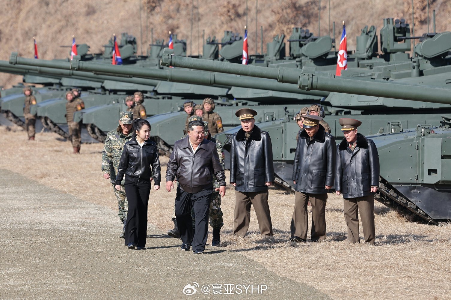 金正恩女儿试驾朝鲜新型主战坦克金正恩视察朝鲜人民军首都防御军直属平壤第60训练