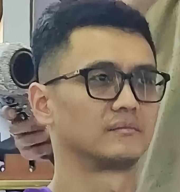 宋喆出来了。有人在大街上认出他，追着问还跟马蓉联系没。这哥们直接竖了根中指，态度