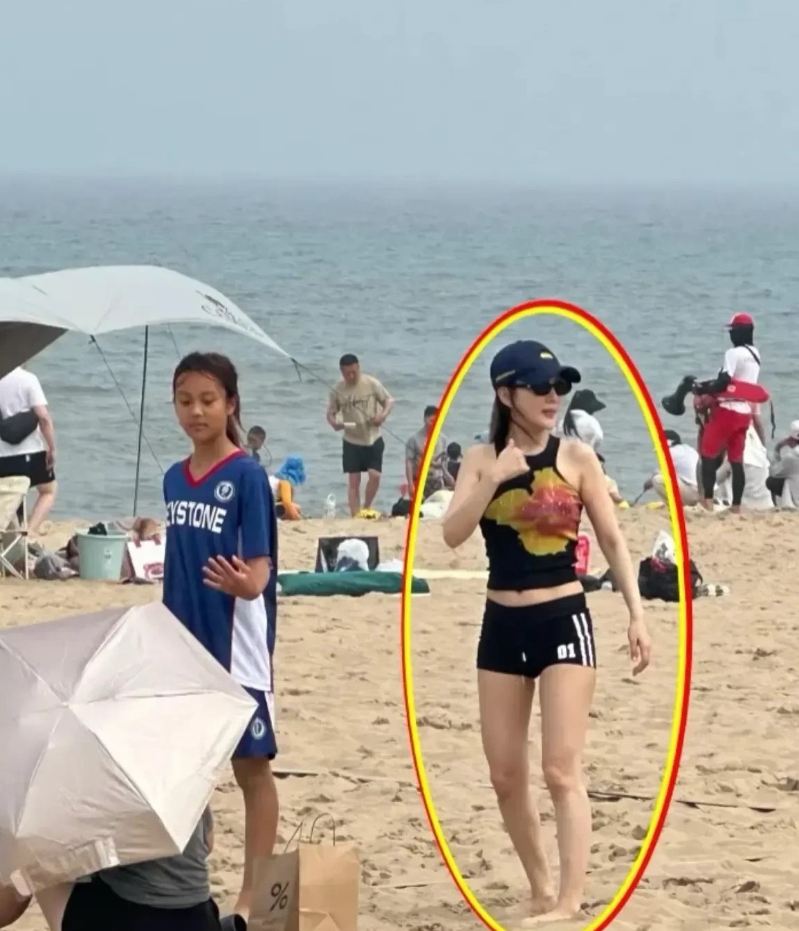 原来李小璐现实中长这样的，不仅长得漂亮，身材比例也很好啊。