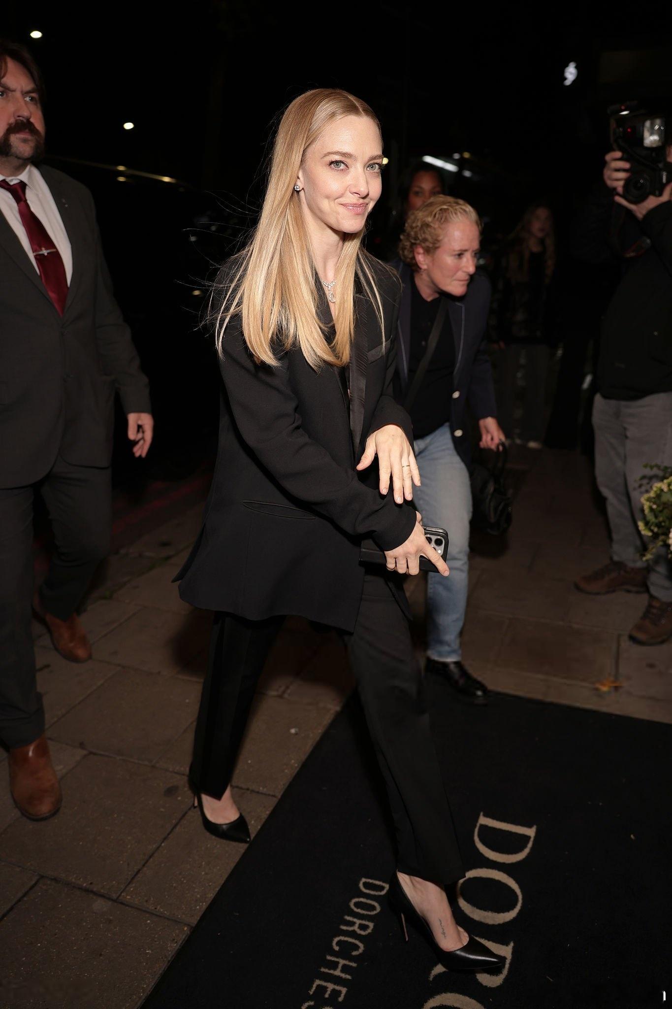 AmandaSeyfried阿曼达塞弗莱得在伦敦外出，换了一套黑色西装前往参加