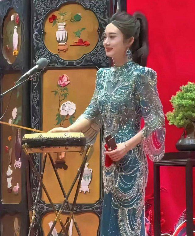 德云社这姑娘张婉怡，简直是照着赵丽颖的模子刻出来的！往那儿一站，眉眼流转间那