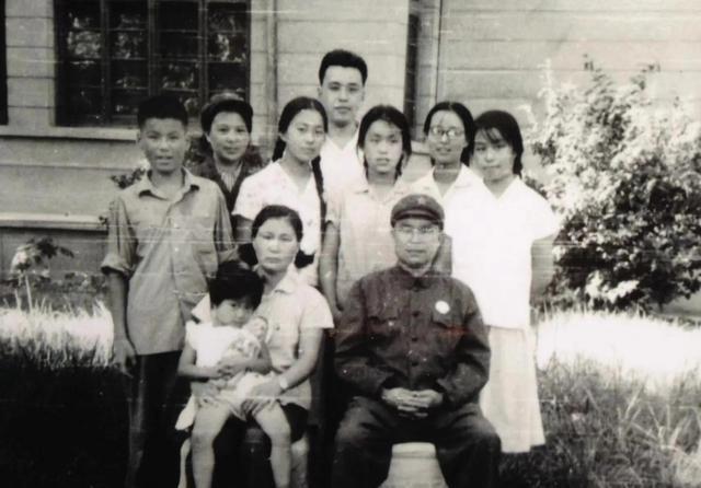 1973年，南京军区副参谋长王近山中将前往金寨视察，顺道去往第12军某部