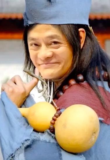 中国曾经一些高调的企业家“不是被抓便是破产”。他早有先见之明，积极与外商合作。最