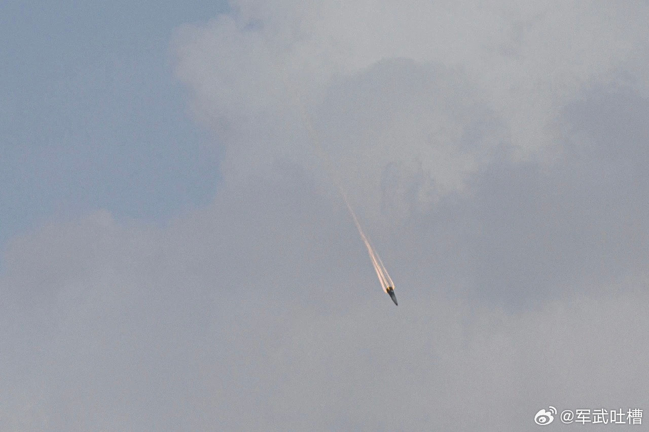 兄弟们，这个镜头应该是目前独一无二的再入俯冲端的伊朗导弹弹头再入大气层的初段是导