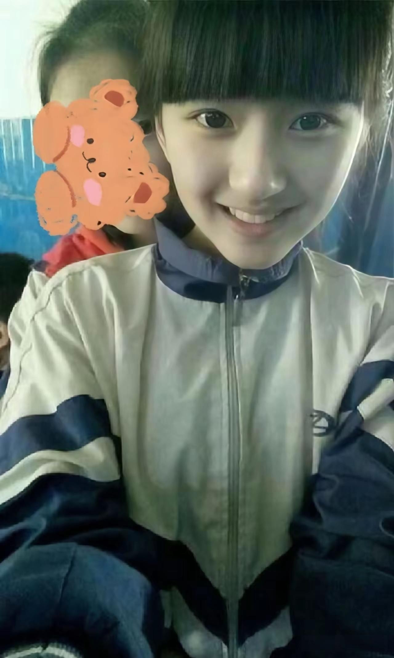 谁能想到赵露思的中学旧照能这么能打？蓝白校服配高马尾，素颜状态下皮肤白皙，脸上还