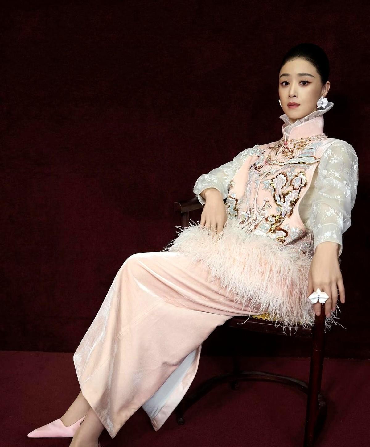 蒋欣又演反派了，这次是谍战剧里的顾晓梦。不哭不闹，一个眼神能把人冻住。华妃是