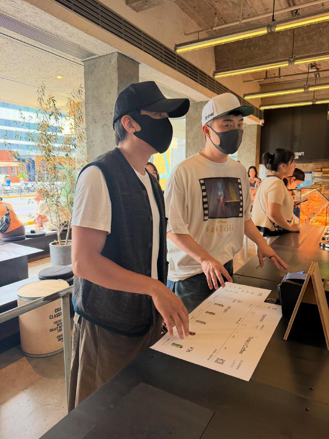 #咖啡店偶遇邓超陈赫#邓超陈赫偷偷来咖啡店买咖啡，休闲穿搭低调出行，被路人抓包现场。#偶遇邓超陈赫买