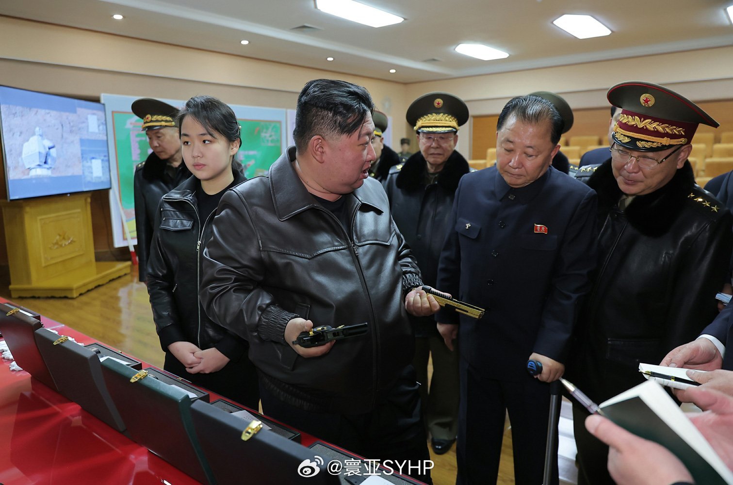 金正恩携女视察重要军工厂金正恩携女儿金主爱视察生产手枪等便携式轻武器的第二经济