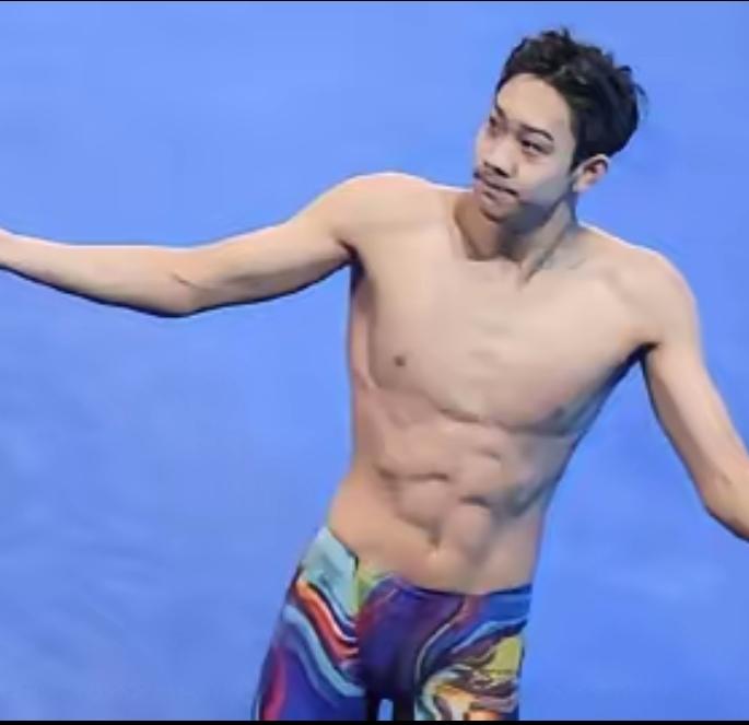 终于搞明白了，张展硕一出道就能力压孙杨和潘展乐，不是因为他有一个好的教练